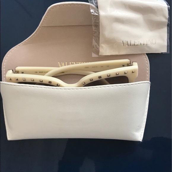 Valentino ROCKSTUD SUNGLASSES - Picture 5 of 8